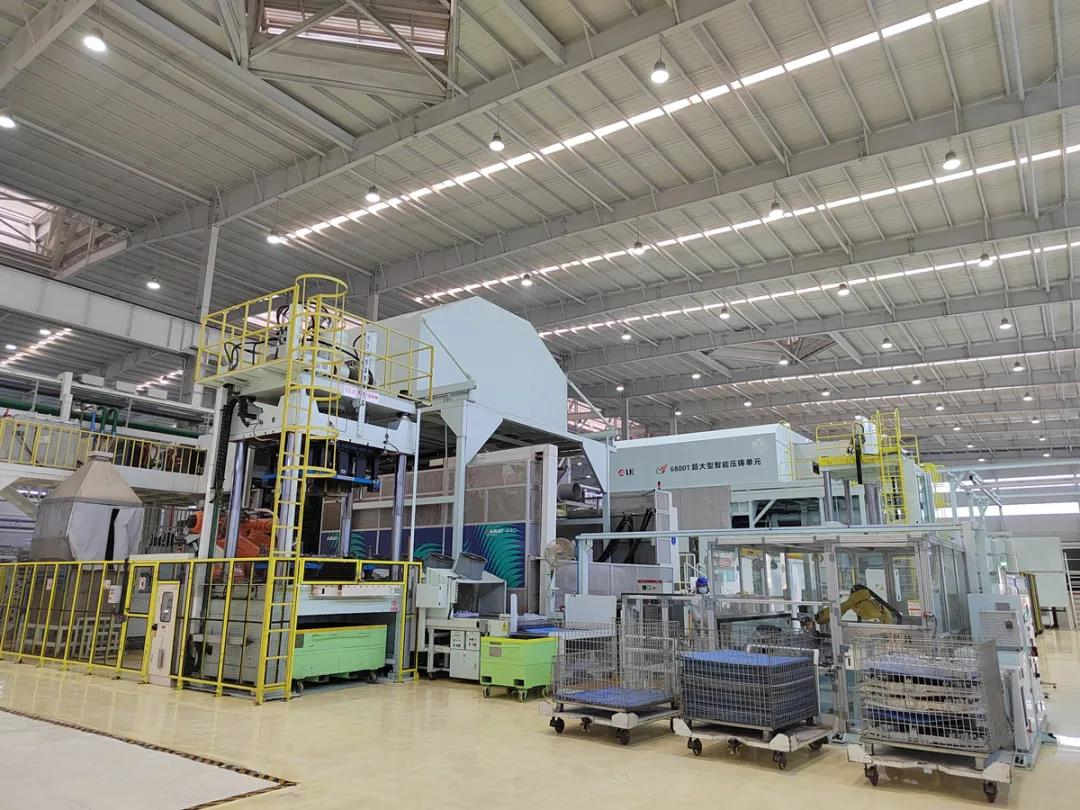 公司交付的4000T大型智能压铸岛用于高效的生产重卡离合器壳体